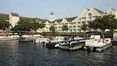 Marina junto al lago y alquiler de naves acuáticas